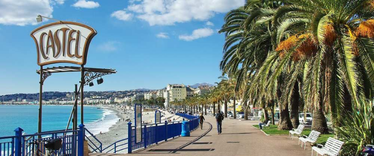 Castel Plage est une plage privée sur la Promenade des Anglais à Nice