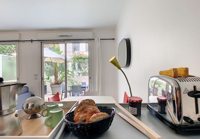 Studio in Nice - N&J - BERLIOZ PATIO - Central - Residential area - Patio 20m² Studio in Nice - N&J - BERLIOZ PATIO - Central - Residential area - Patio 20m²