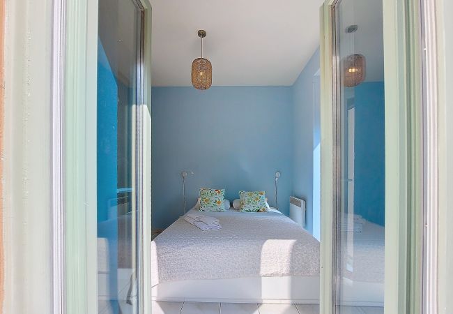 Apartment in Nice -  N&J - PALAIS DU PORT - Balcony - Le Port Place du Pin Apartment in Nice -  N&J - PALAIS DU PORT - Balcony - Le Port Place du Pin