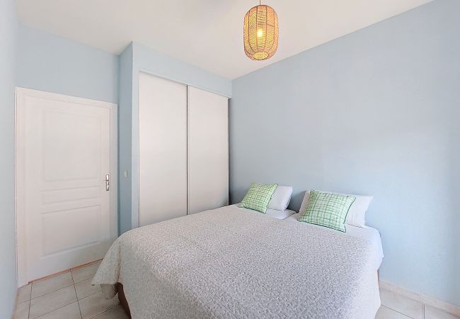 Apartment in Nice -  N&J - PALAIS DU PORT - Balcony - Le Port Place du Pin Apartment in Nice -  N&J - PALAIS DU PORT - Balcony - Le Port Place du Pin