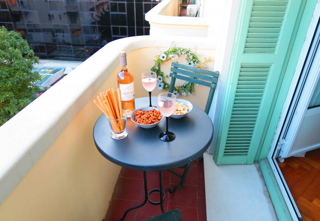Appartement à Nice - N&J - PALAIS NICOLE - Central - Très proche mer Appartement à Nice - N&J - PALAIS NICOLE - Central - Très proche mer