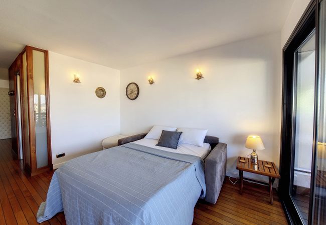 Studio à Nice - N&J - HUBLOT VUE MER- Piscine - Parking Studio à Nice - N&J - HUBLOT VUE MER- Piscine - Parking