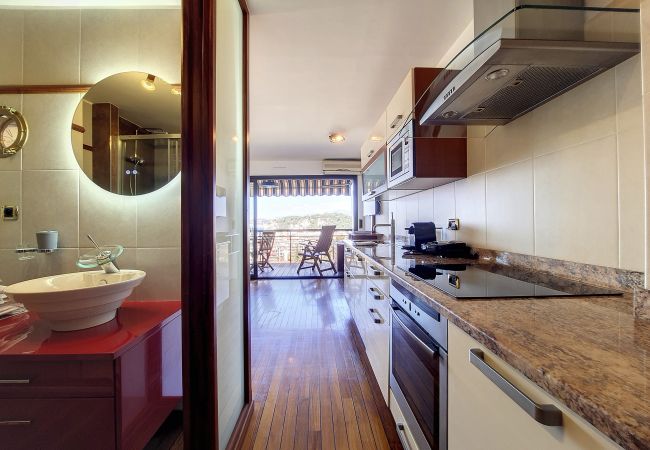 Studio à Nice - N&J - HUBLOT VUE MER- Piscine - Parking Studio à Nice - N&J - HUBLOT VUE MER- Piscine - Parking