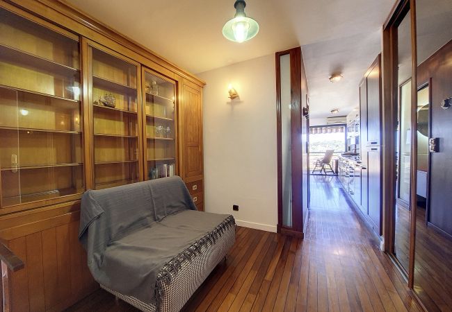 Studio à Nice - N&J - HUBLOT VUE MER- Piscine - Parking Studio à Nice - N&J - HUBLOT VUE MER- Piscine - Parking