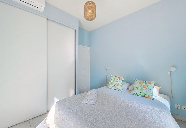 Appartement à Nice -  N&J  - PALAIS DU PORT - Balcon - Le Port Place du Pin Appartement à Nice -  N&J  - PALAIS DU PORT - Balcon - Le Port Place du Pin