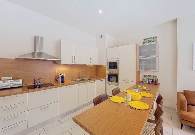 Appartement à Nice -  N&J  - PALAIS DU PORT - Balcon - Le Port Place du Pin Appartement à Nice -  N&J  - PALAIS DU PORT - Balcon - Le Port Place du Pin