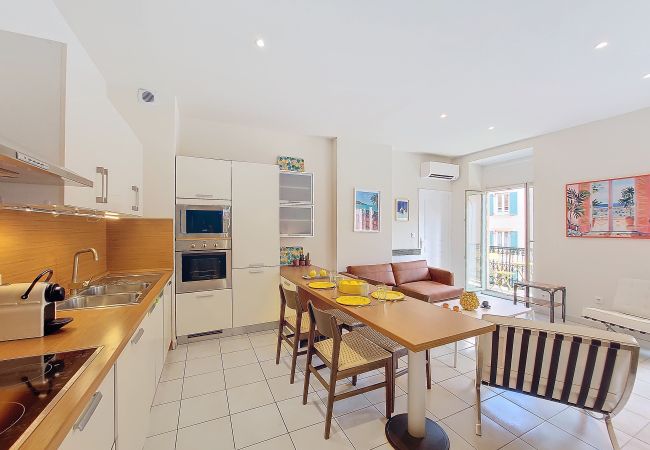 Appartement à Nice -  N&J  - PALAIS DU PORT - Balcon - Le Port Place du Pin Appartement à Nice -  N&J  - PALAIS DU PORT - Balcon - Le Port Place du Pin