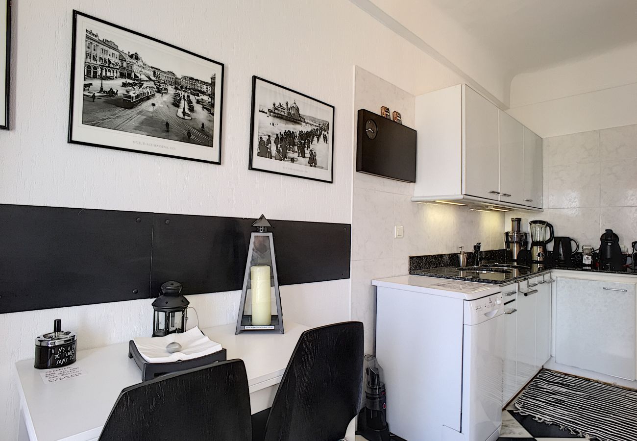 Appartement à Nice - NOTRE DAME TOP FLOOR - BAIL CIVIL ENTRE 1 ET 11 MOIS 