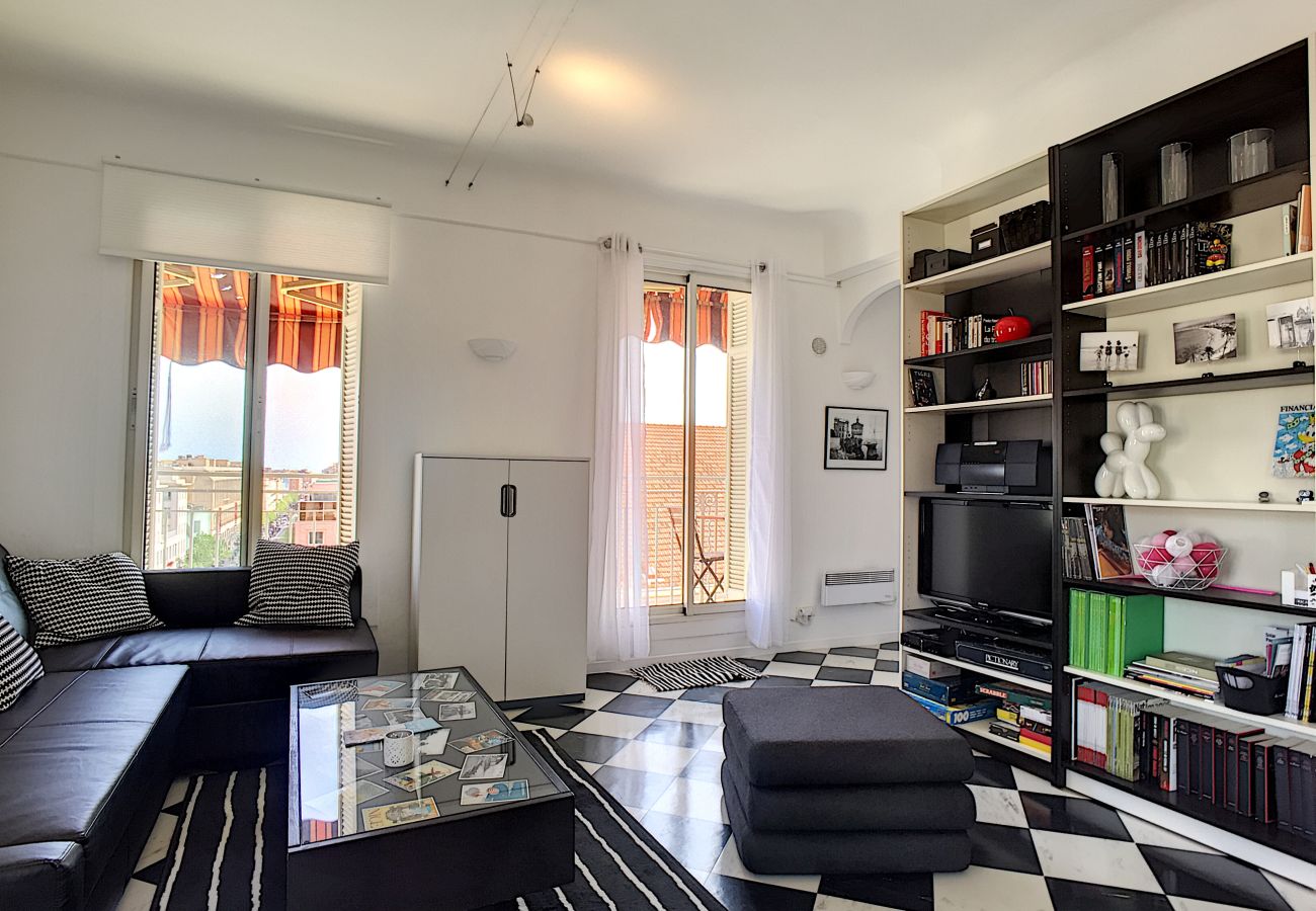 Appartement à Nice - NOTRE DAME TOP FLOOR - BAIL CIVIL ENTRE 1 ET 11 MOIS 